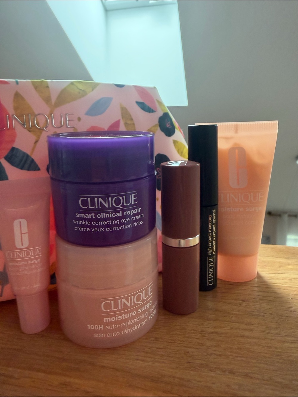 Clinique Pink Floral Cosmetic Pouch with Skincare & Lip Set new - Picture 2 of 4